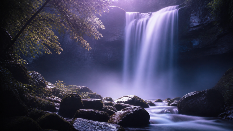 Soñar con una cascada, imagen destacada onírica