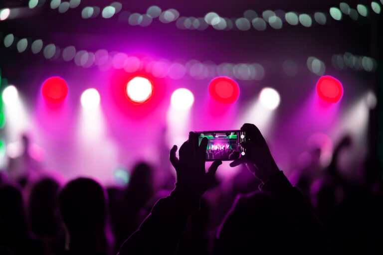 Soñar con ir a un concierto: significado de comunidad, euforia y conexión