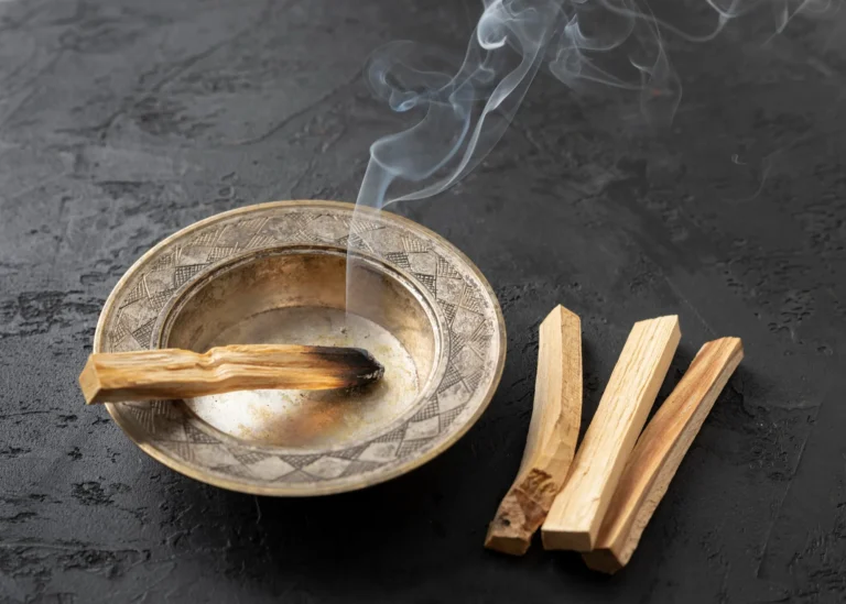 Incienso de copal: origen milenario y cómo usarlo en limpiezas profundas