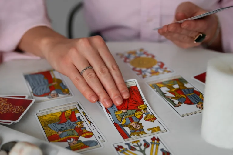 El loco en el tarot: significado en amor, trabajo y consejo